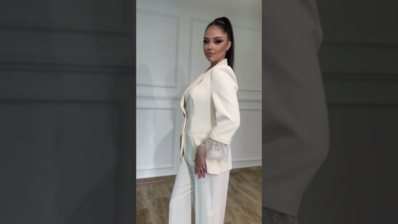 Elegantno žensko odelo Bianca sa čipkom na rukavima i brošem | Top Style
