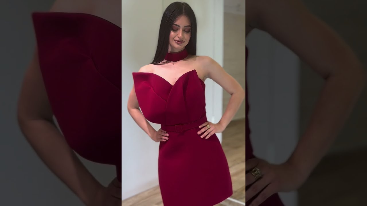 Bordo mini haljina asimetričnog dizajna sa naglašenim strukom i čokerom | Top Style