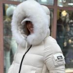 Bela zimska jakna sa kapuljačom