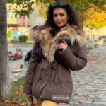 Jakna srednje dužine sa krznenom kragnom