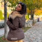 Jakna srednje dužine sa krznenom kragnom