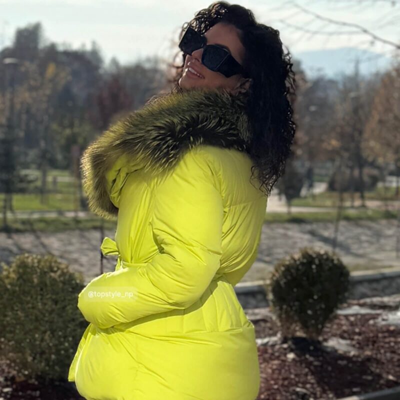 Jakna srednje dužine sa krznenom kragnom