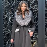 Dugi crni kaput od kašmira sa prirodnim krznom