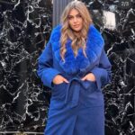 Kraljevsko plavi kaput sa kragnom od prirodnog krzna