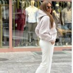 Casual komplet – duks i bele pantalone ravnog kroja - Slika 4