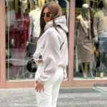 Casual komplet – duks i bele pantalone ravnog kroja - Slika 3