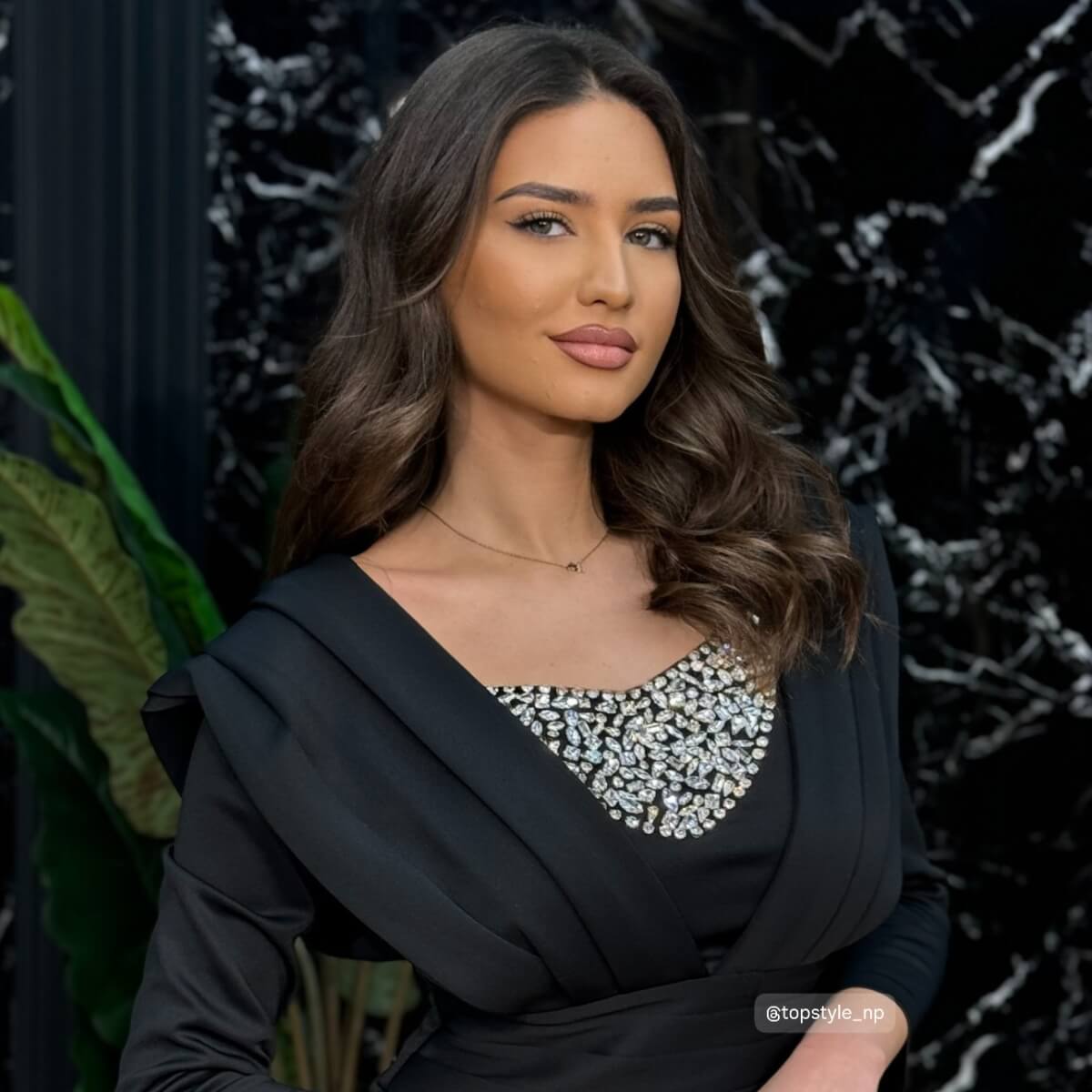 Haljina midi sa V cirkonima - Slika 2