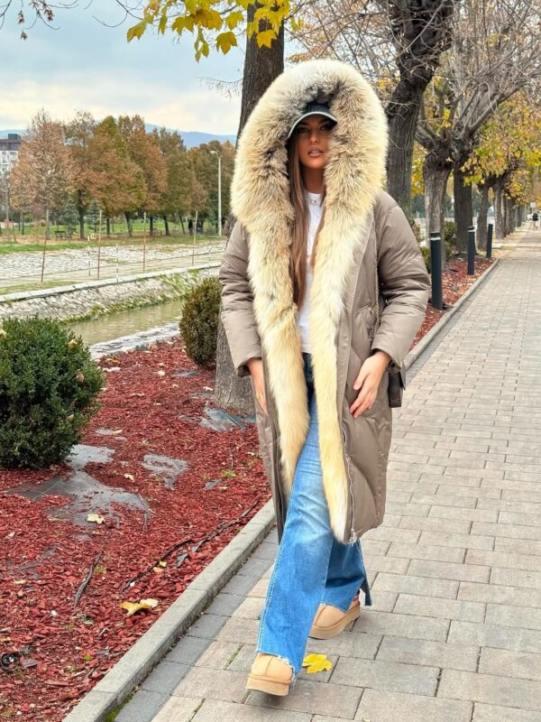 Duga parka sa svetlim krznom