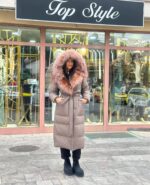 Duga perjana parka sa pojasom i velikim prirodnim krznom