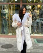 Duga perjana jednobojna parka sa prirodnim krznom