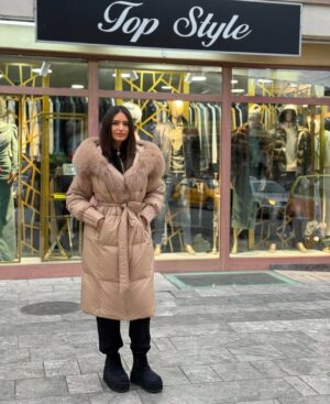 Duga perjana jednobojna parka sa prirodnim krznom