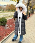 Duga crna parka sa belim krznom