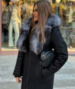 Crni monton do kolena sa velikim sivim krznom