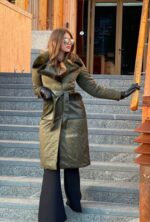 Duga elegantna maslinasto zelena jakna sa detaljima od nerca