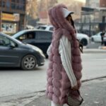 Dugi roze prsluk od prirodnog krzna sa kapom