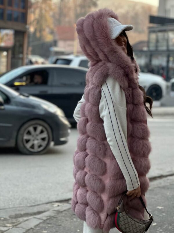 Dugi roze prsluk od prirodnog krzna sa kapom