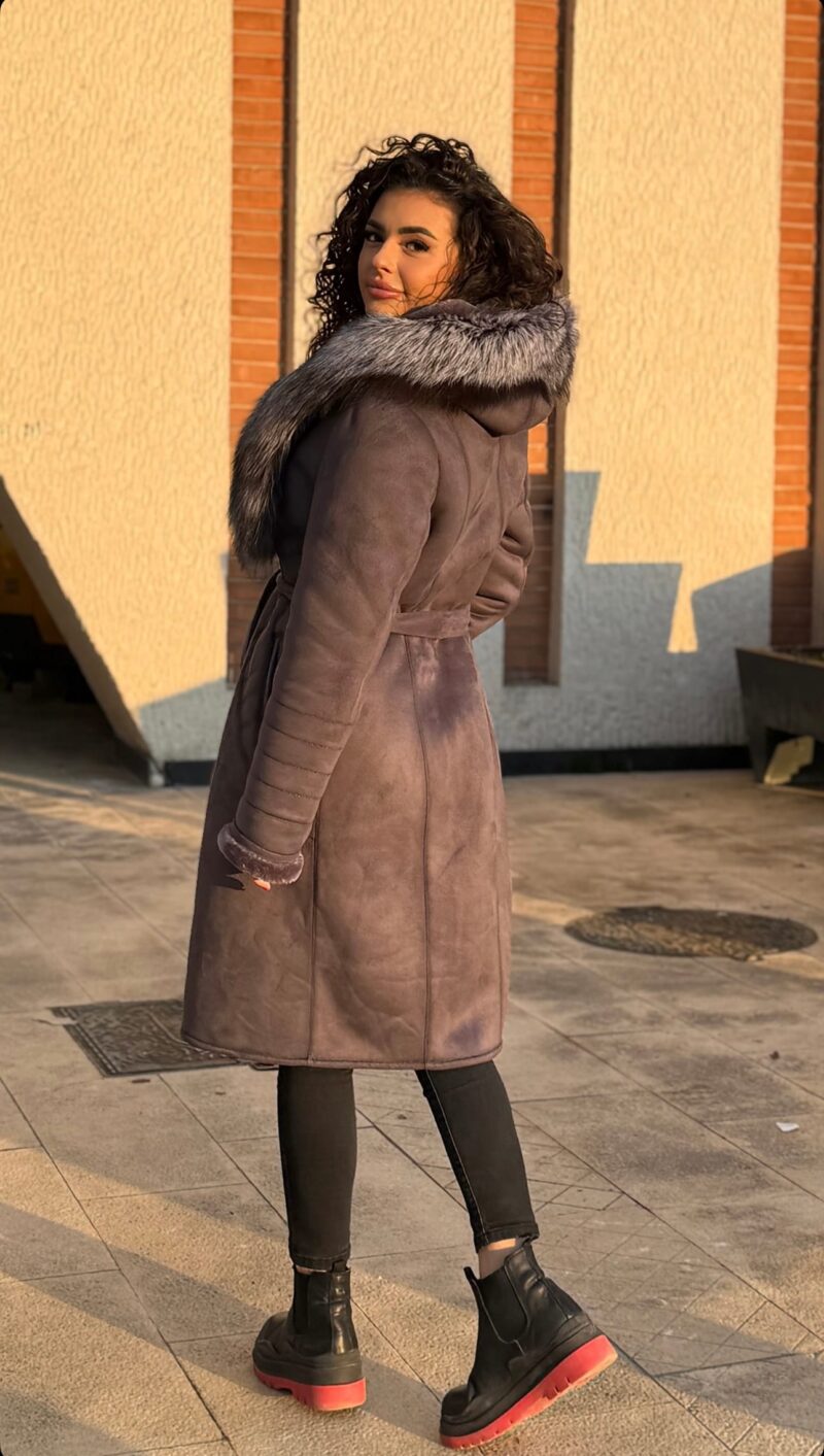 Monton u sivoj boji sa sivim krznom - Image 3