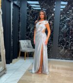 Duga haljina na jedno rame sa dubokim šlicem