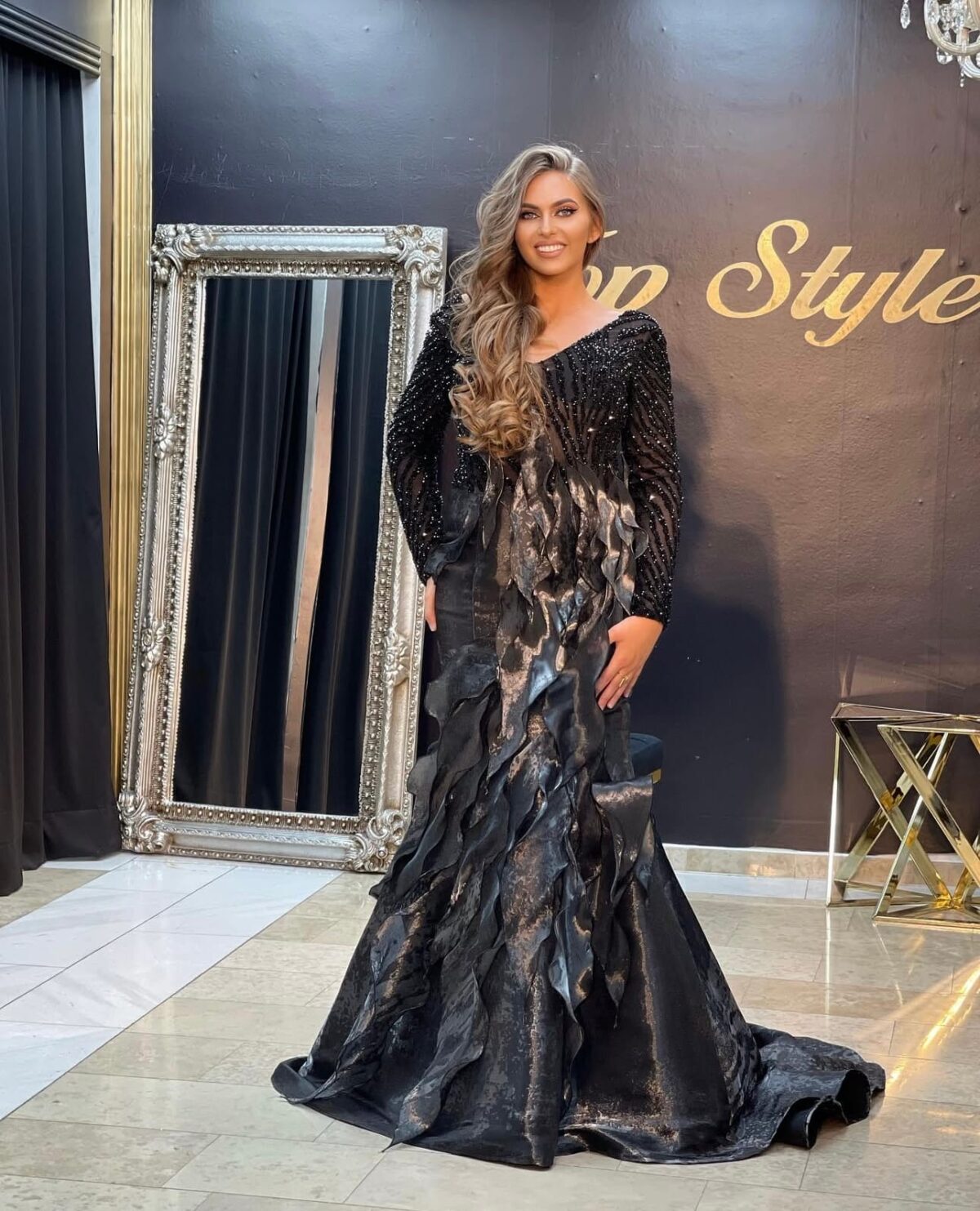 Duga haljina sirena model sa crnim kristalima na gornjem delu