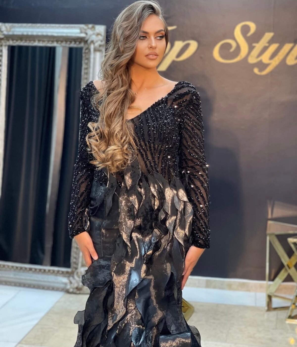 Duga haljina sirena model sa crnim kristalima na gornjem delu