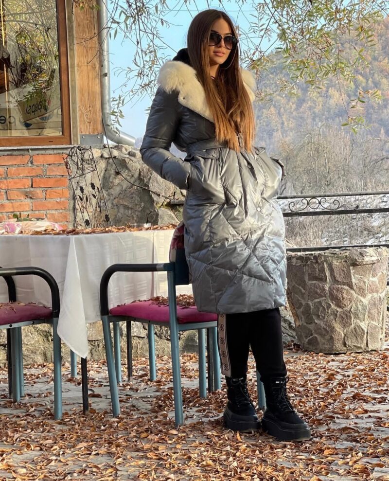 Perjana jakna sa belim krznom i vunenim detaljima