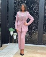 Elegantni trodelni komplet sa ručno ukrašenim reverima