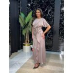 Maksi satenska strukirana haljina sa cvetnim brošem