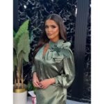 Satenski komplet suknja i košulja sa cvetnim brošem