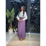 Ljubičasto-bela haljina sa pojasom maksi dužine