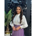 Ljubičasto-bela haljina sa pojasom maksi dužine