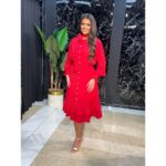 Midi crvena haljina sa mašnom oko vrata i riševima