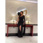 Noir Luxe - duga haljina na jedno rame sa perlicama