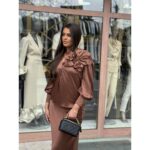 Satenski komplet suknja i košulja sa cvetnim brošem