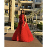 Crvena balska haljina ukrašena ručnim radom sa efektnim donjim delom