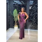 Duga sjajna haljina na jedno rame