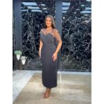 Crna-haljina-sa-tilerom-i-cvetnim-aplikacijama