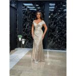 Duga haljina sa otkrivenim ramenima – zlatna elegancija