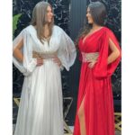 Haljina s dugim izrezanim rukavima i naglašenim strukom