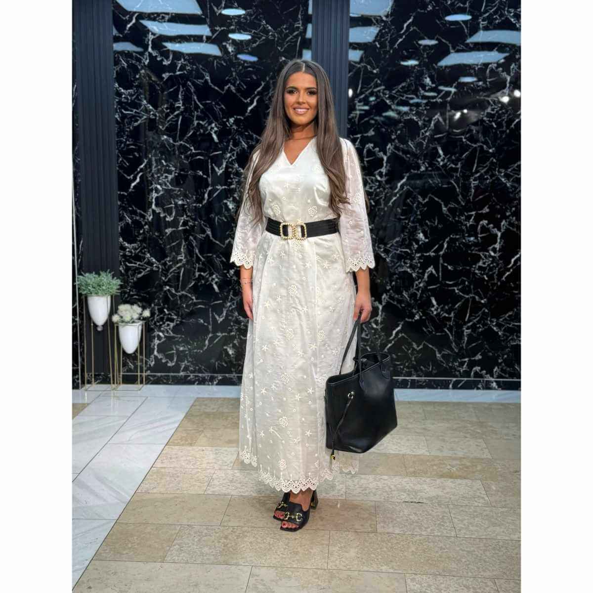 Elegantna bela haljina sa crnim pojasom