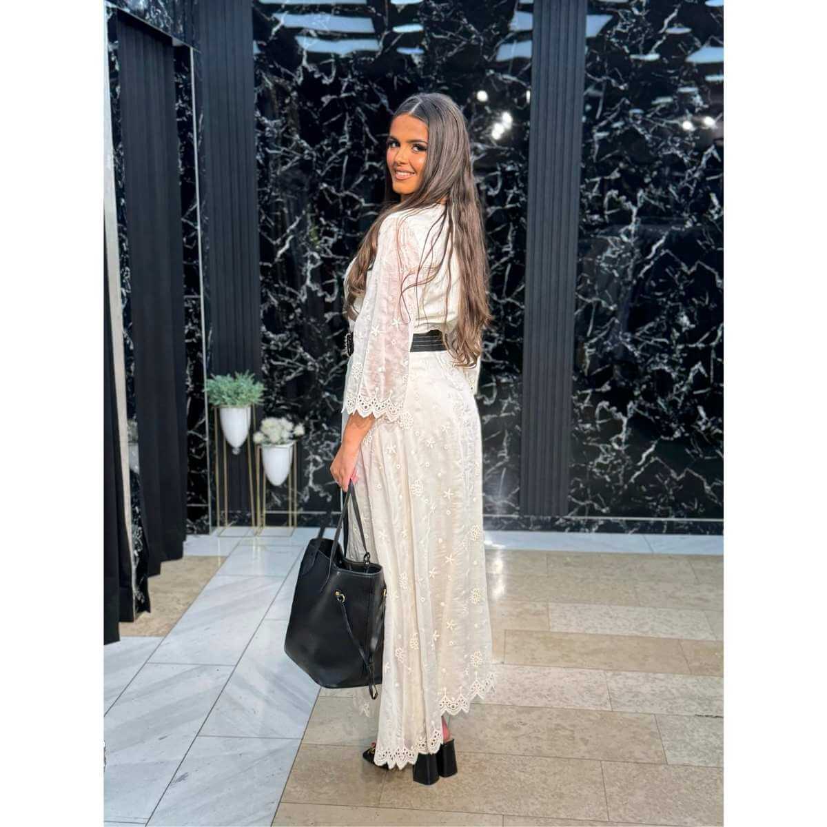 Elegantna bela haljina sa crnim pojasom