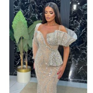 Duga bež haljina ručni rad sa jednim rukavom