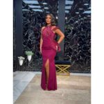 Duga haljina s naglašenim štrasom i asimetričnim detaljima