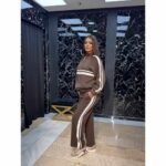 Braon trenerka komplet sa belim detaljima i zlatnim rajsferšlusom