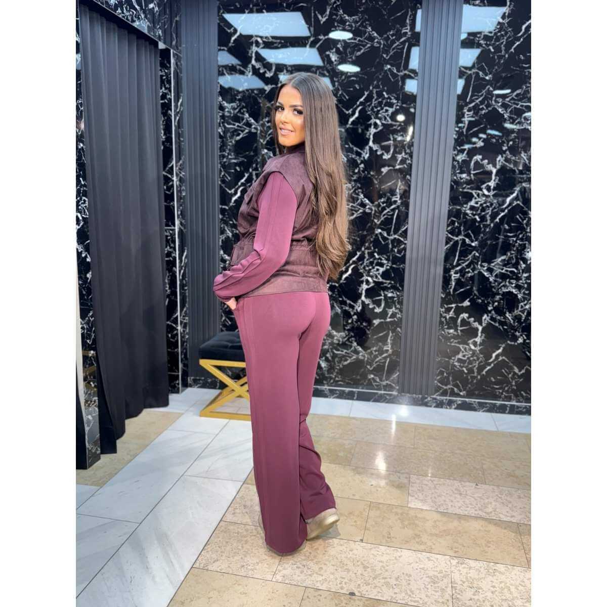 Trodelni burgundi casual komplet sa prslukom