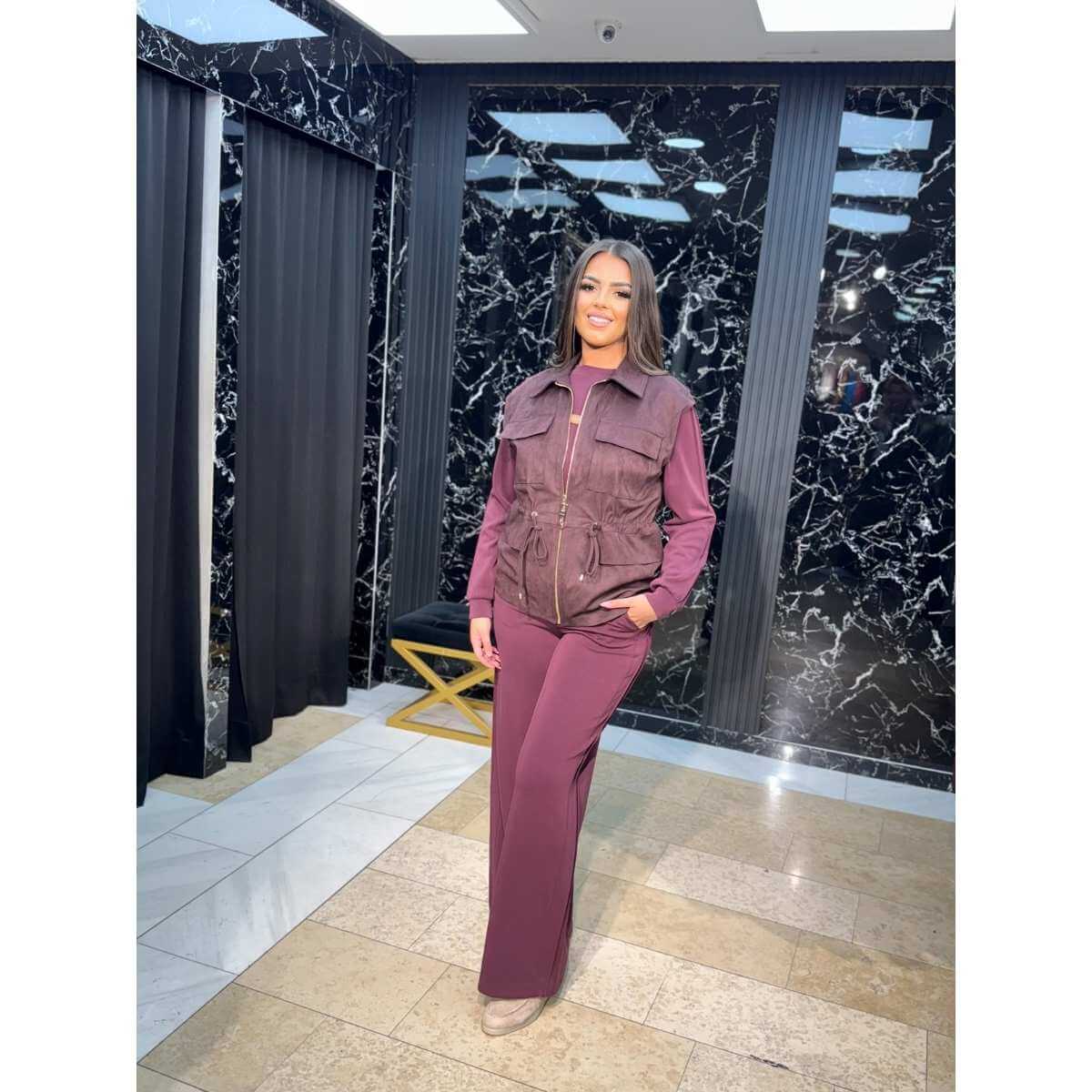 Trodelni burgundi casual komplet sa prslukom