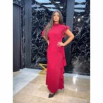 Elegantna duga haljina s perjem na ramenu