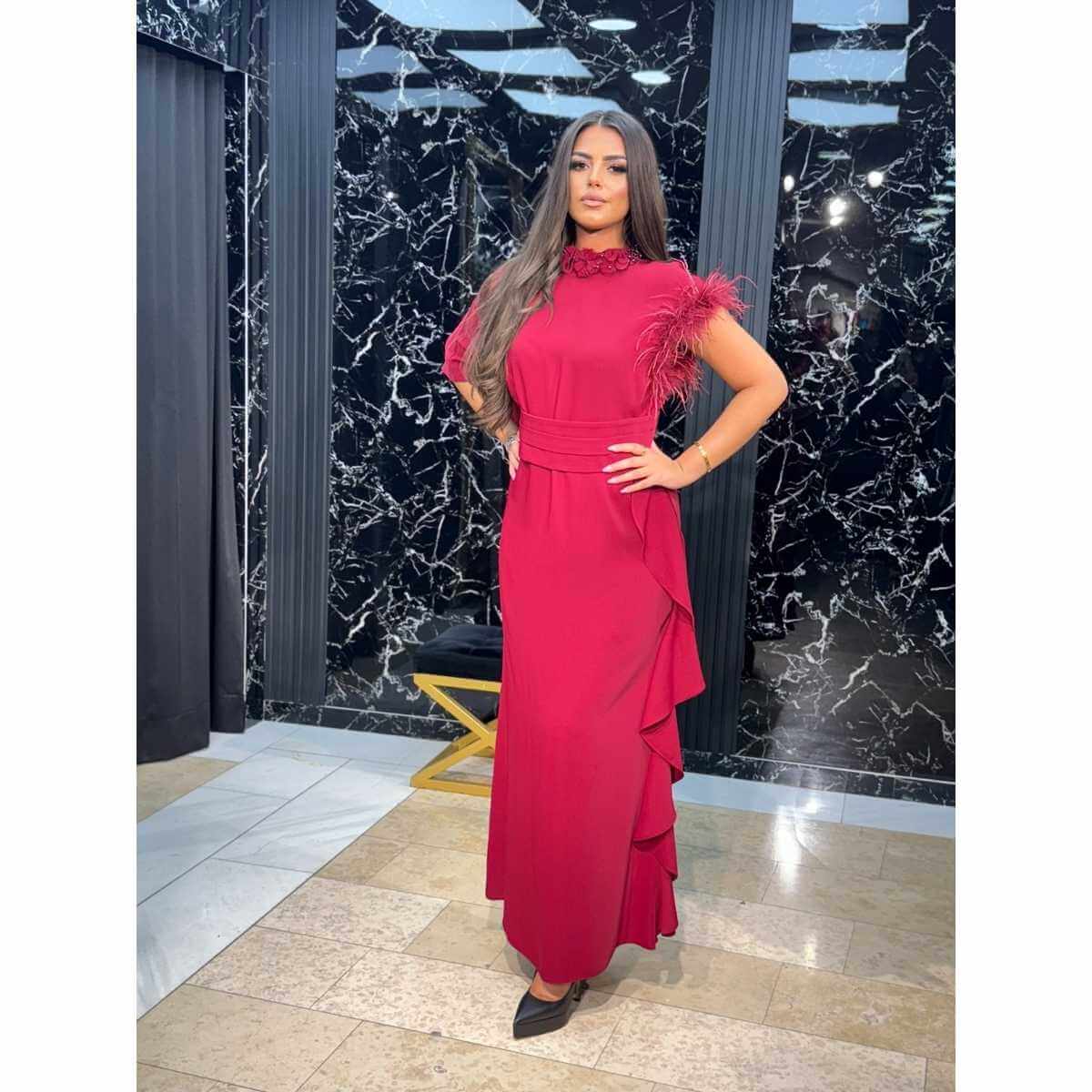Elegantna duga haljina s perjem na ramenu
