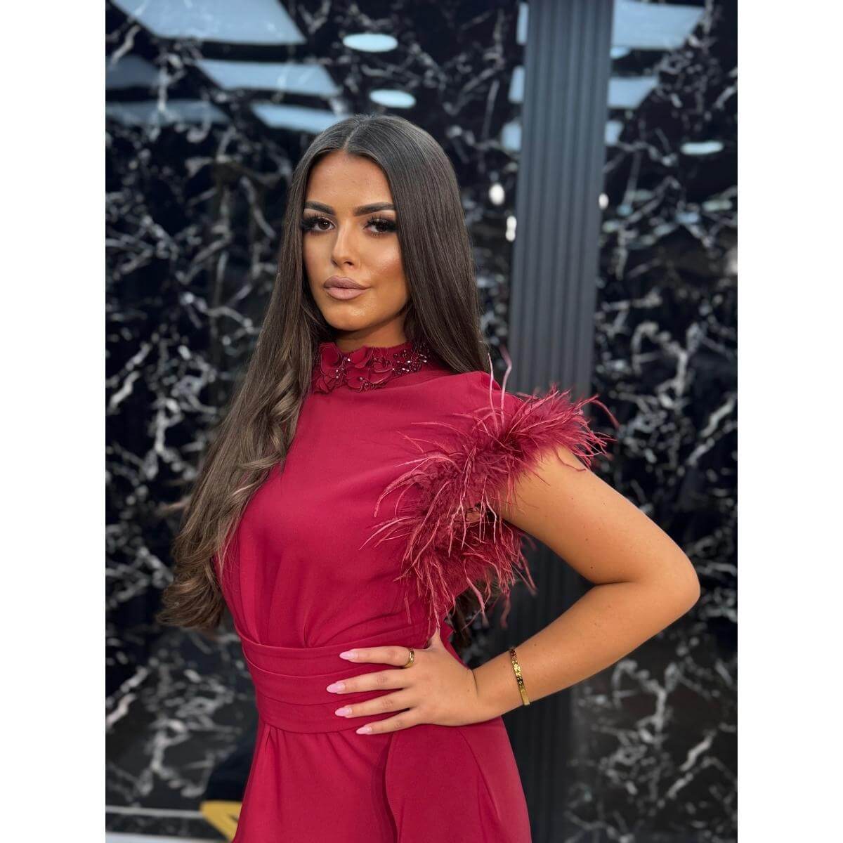 Elegantna duga haljina s perjem na ramenu