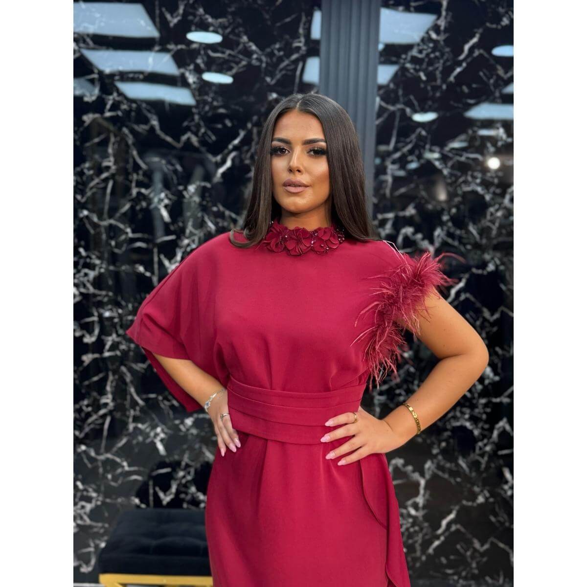 Elegantna duga haljina s perjem na ramenu