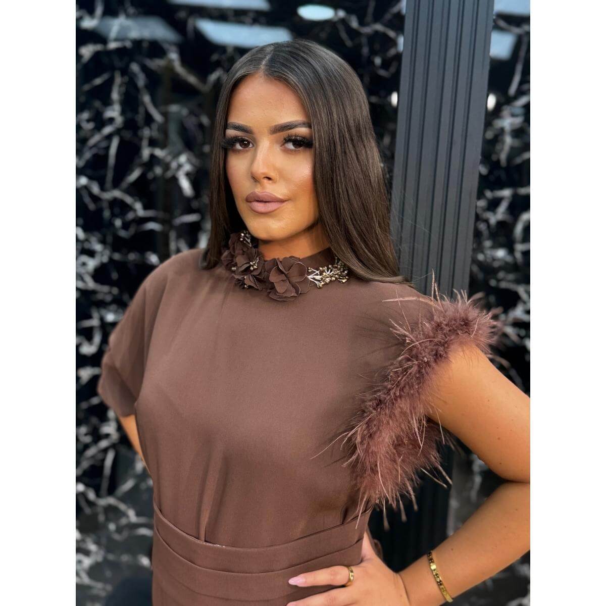 Elegantna duga haljina s perjem na ramenu